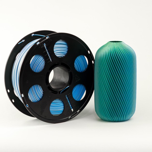 Трехцветный PLA шелк синий зеленый серебро пластик Bestfilament для 3D-принтеров 1 кг (1,75 мм) Трехцветный PLA Bestfilament— это новый пластик, в котором три цвета сплетены в один пруток. Заправьте катушку и наблюдайте, как ваш 3D-принтер создает градиентные переходы и живые переливы цвета на каждой модели без смены нити и постобработки. Идеальное решение для проектов, где важна эстетика.