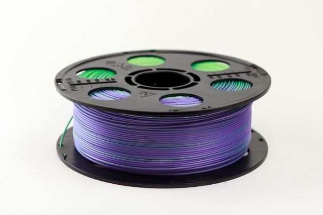 Трехцветный PLA шелк фиолетовый зеленый желтый пластик Bestfilament для 3D-принтеров 1 кг (1,75 мм) Трехцветный PLA Bestfilament— это новый пластик, в котором три цвета сплетены в один пруток. Заправьте катушку и наблюдайте, как ваш 3D-принтер создает градиентные переходы и живые переливы цвета на каждой модели без смены нити и постобработки. Идеальное решение для проектов, где важна эстетика.